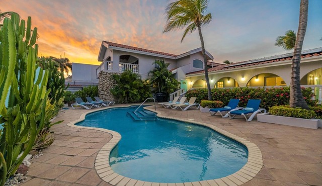 Arashi Sunsets Villa ~ Steps 2 Beach ~ PrivatePool