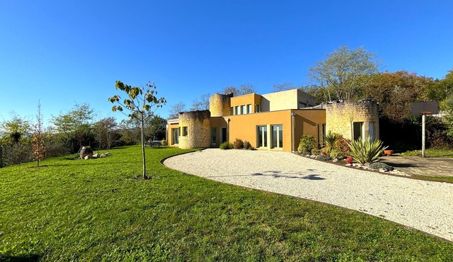 Architect-designed house with heated pool & 5* view of village with all amenities