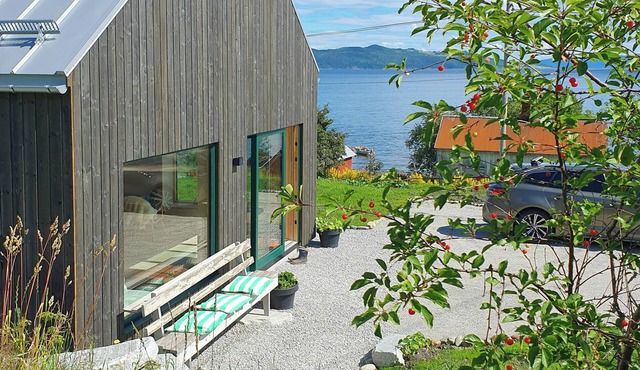 Architect-designed cabin with beach nearby