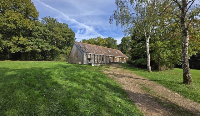 Architect-designed house: calm and nature combined