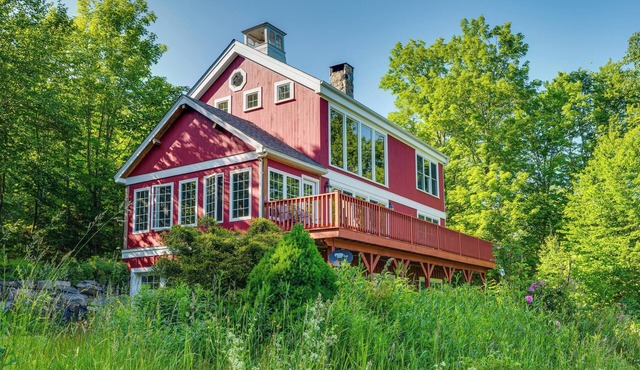 Architect-Designed Franconia Home: Hot Tub & Views
