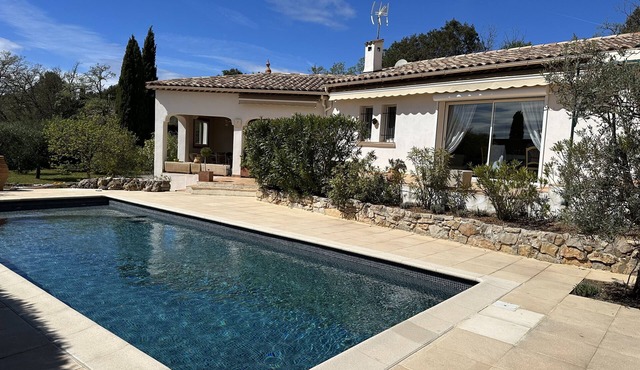 Architect-designed house with swimming pool, near the sea, 6 adults/2 children