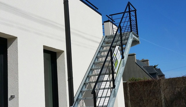 Architect-designed house built in 2014, extended in 2023, 50 m from the sea.
