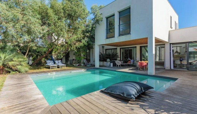 Architect-designed house, swimming pool, garden in Biarritz