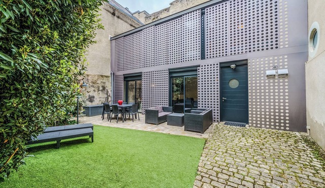 Architect-designed house in Tours center garden terrace, A/C, parking
