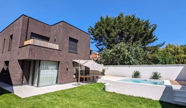 Architect-designed Provencal house between Paris and Disney