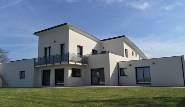 Architect-designed villa, heated indoor pool, 600 m from the beach, sleeps 15