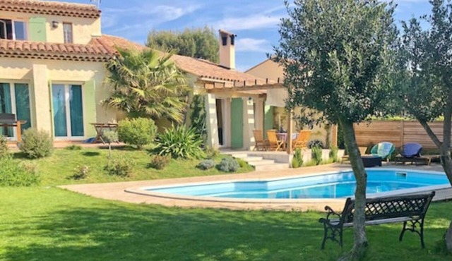 Architect-designed villa with swimming pool and large garden