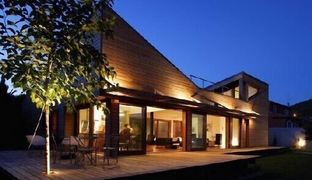 Architect-designed villa in Cassis, 4 bedrooms, 8 people, 5 beds, swimming pool, pets welcome.