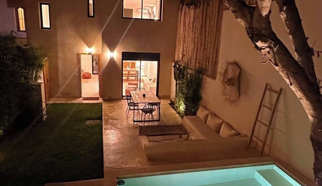 Architect-designed villa with swimming pool