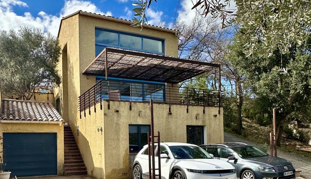 Architect designed villa stunning position and views !