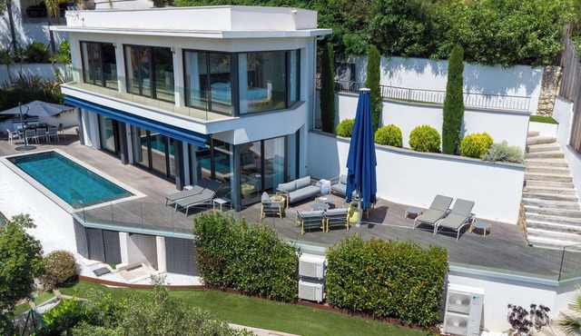 Architect-Designed House, Heated Pool and Sea View