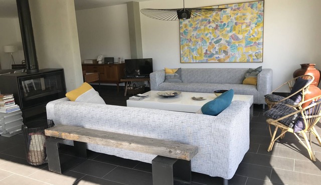 Architect-designed house on large landscaped plot 2 steps from beaches