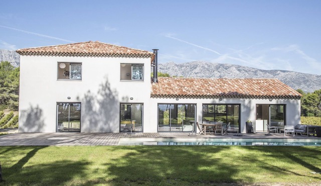 Architect house with sublime view of Sainte-Victoire