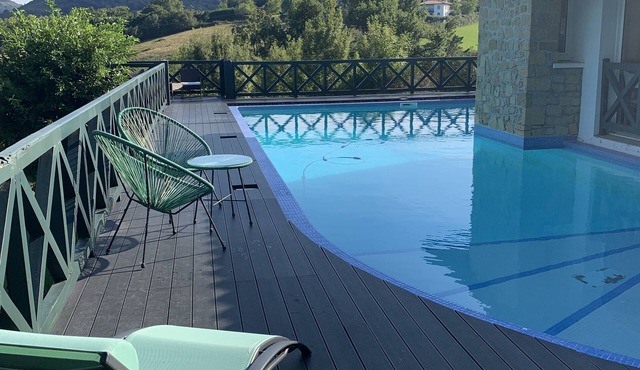 Architect's house with swimming pool 10 minutes from St Jean de Luz