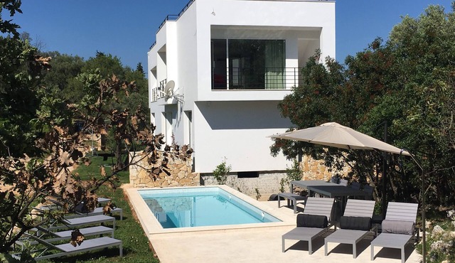 Architect villa between the sea and mountains