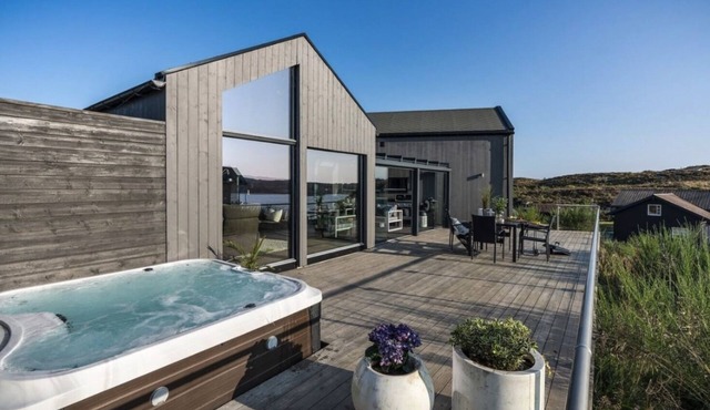ARCHITECTER-DESIGNED CABINET V/LARGE SEA WITH OUTDOOR JACUZZI
