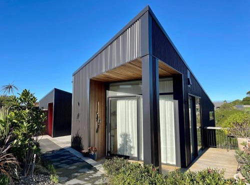 Architectural guest house in St Clair