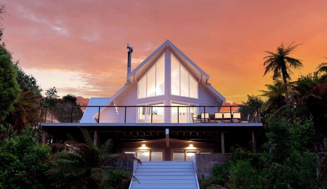 Architectural Lakehouse | Panoramic Views | Boat Mooring | Space for 14