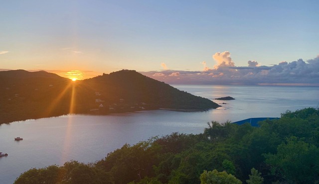 Arco Iris~3 Private King Suites, AC, Private Pool, Ocean Views, well appointed!