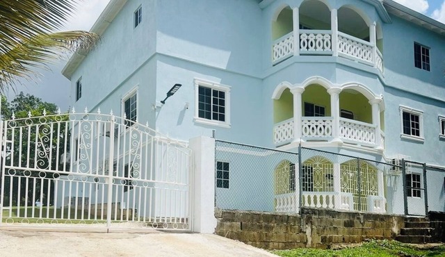 Aristo Oasis, come and unwind in paradise. Santa Cruz Jamaica. 5 mins to Town
