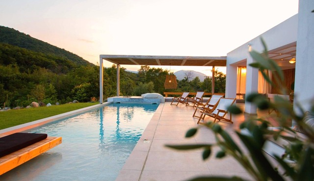 Aristotelia Gi Villas - Serenity and Luxury by the Pool