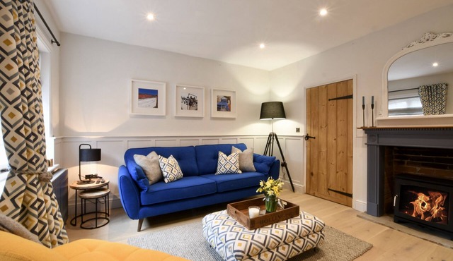 ARLO COTTAGE, ORFORD, pet friendly, with open fire in Orford