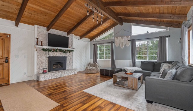 Arnold Alpine Abode- Pet Friendly with Huge yard