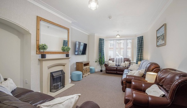 *Arnside - Spacious 10-Bedroom Seaside Cottage!*