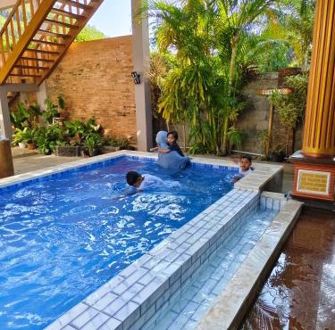 Arrys Watukarung Surfcamp