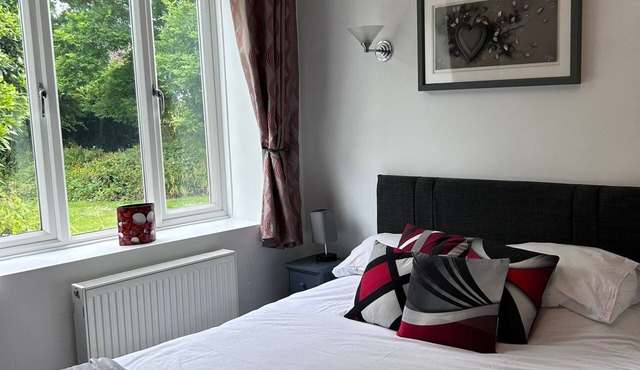 Art Deco 1 Bedroom Annex Apartment, 5 minutes walk to beach!