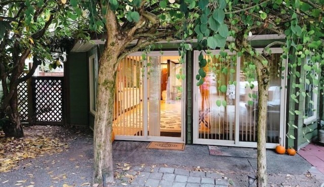 Art Deco 2 BD Private House w/Large Outdoor space