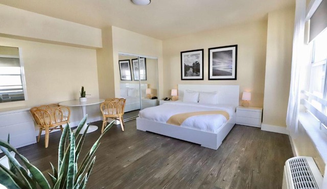 Art Deco Suite Steps from Beach in South of Fifth