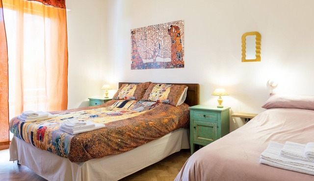 'Art Rooms - Banksy Klimt' Rooms with Shared Terrace, Wi-Fi and Air Conditioning