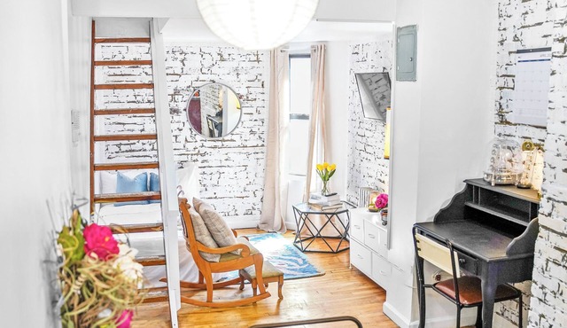 Artist Cove- Walk up Penthouse- Semi-Duplex- Sleep 3 Located In Center of LES