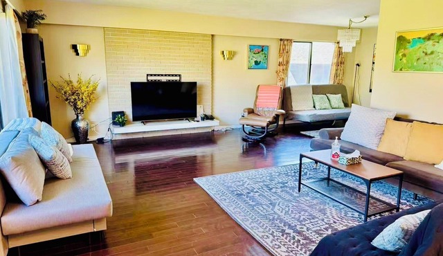 Artistic & Gallery inspired Room in central Vancouver