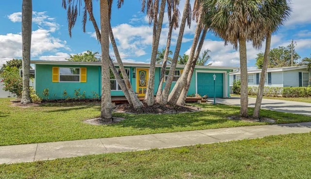 Artistic Tropical Paradise 5 minutes to downtown and the beach.