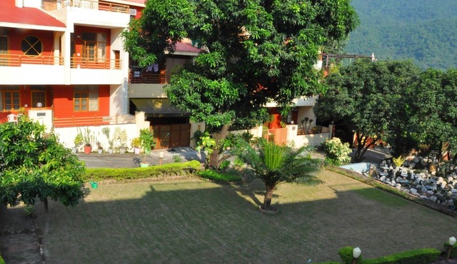 Artistically Designed Room near Ganga Vatika
