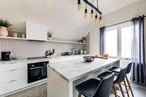 Artos Stays-Modernised Victorian Masterpiece with City View Sunroom!