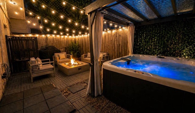 Artsy 3-Story Townhouse w/Hot Tub - Perfect for Groups