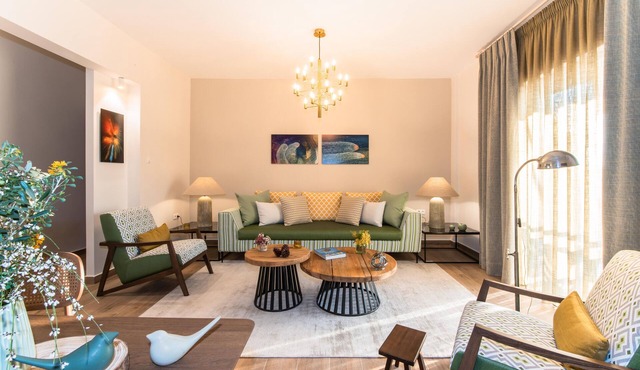 Artsy Spacious Cozy 2 BDR - 2 BAR Apartment in the quiet Glyfada Center