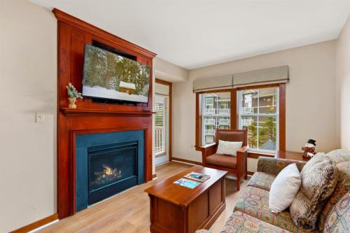 AS 339 Pool-View Balcony Ski-InOut 5-Star Rated Sleeps 5