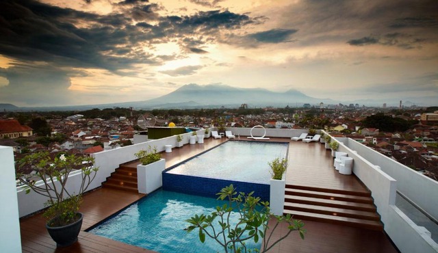 Ascent Hotel & Cafe Malang