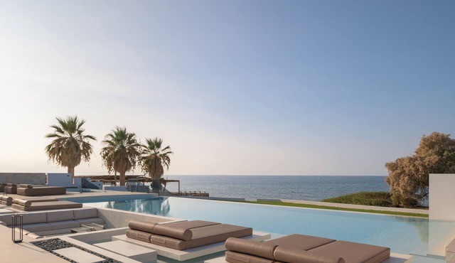 Asea Villa, Spectacular right-on-the-beach Retreat