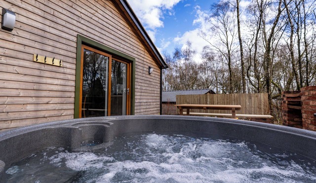 Ashenhurst; woodland lodge for 4 with hot tub, BBQ, near Alton Towers.