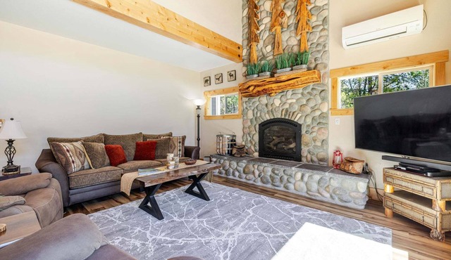 Aspen Place - River Access, Ping Pong, Gorgeous Home & Location