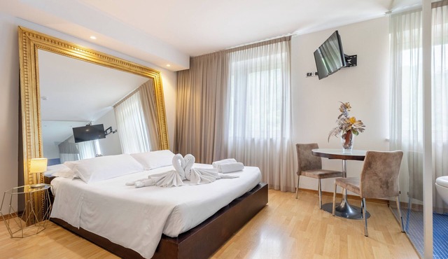 Aston Hotel