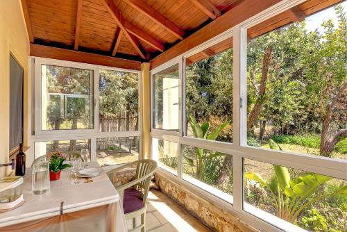Astrelis Emerald Villa - Cozy House Walking Distance to the Beach