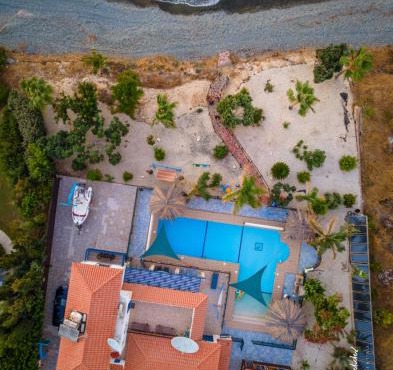Astrofegia Beachfront Villa