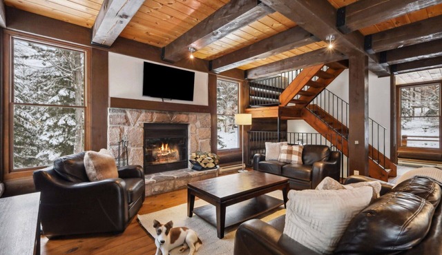 At only 7 km from Mont-Tremblant Skiing, Dream Chalet with Spa & Fireplace